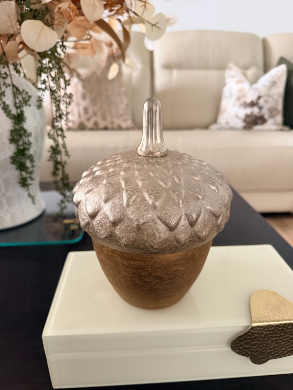 Decorative acorn-shaped veil